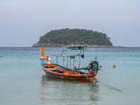 Buntes Boot an der Kata Beach vor der Insel Ko Pu
